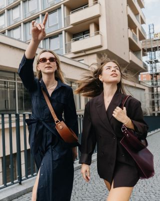 Podzim si žádá barvy, které zahřejí. Ať už sáhneš po hnědé nebo burgundy, obě mají něco do sebe. Jsou výrazné, ale pořád...