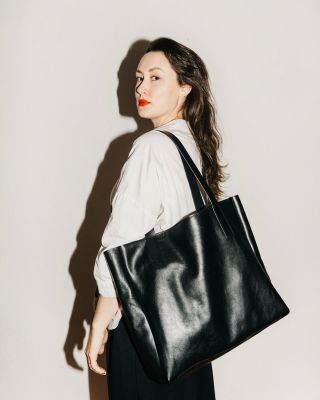 Představuji Ti novinku.✨ FREYA. Velká shopper kabelka, která zvládne celý tvůj den. 🤍 Minimalistická silueta, zapínání na...