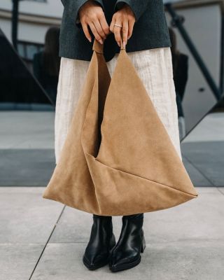 Kabelka ARVEN je opět skladem! Chvilku to trvalo, ale je zpět. ✨ Jemný velur, nadčasový tvar a prostor, který překvapí....