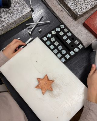 Včera bylo v dílně živo. ✨ Druháci ze ZŠ Labyrinth Brno se přišli v rámci projektového týdne podívat, jak vypadá řemeslo...