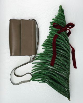 Dnes přináším jeden osobní tip na vánoční dárek. Kabelka LINN v odstínu taupe. 🤍 Nenápadná a přesto zajímavá....