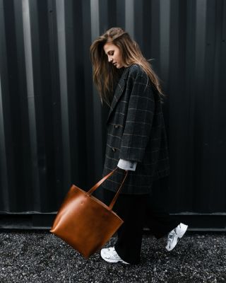 Ta kabelka, po které sáhneš pokaždé. Taková, co unese víc, než čekáš a přitom zůstává minimalistická a elegantní. Z...